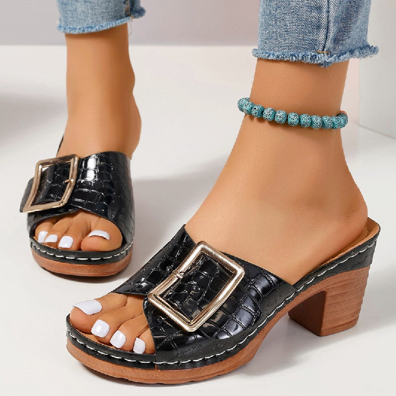 Sandales à boucle texturées crocodile.